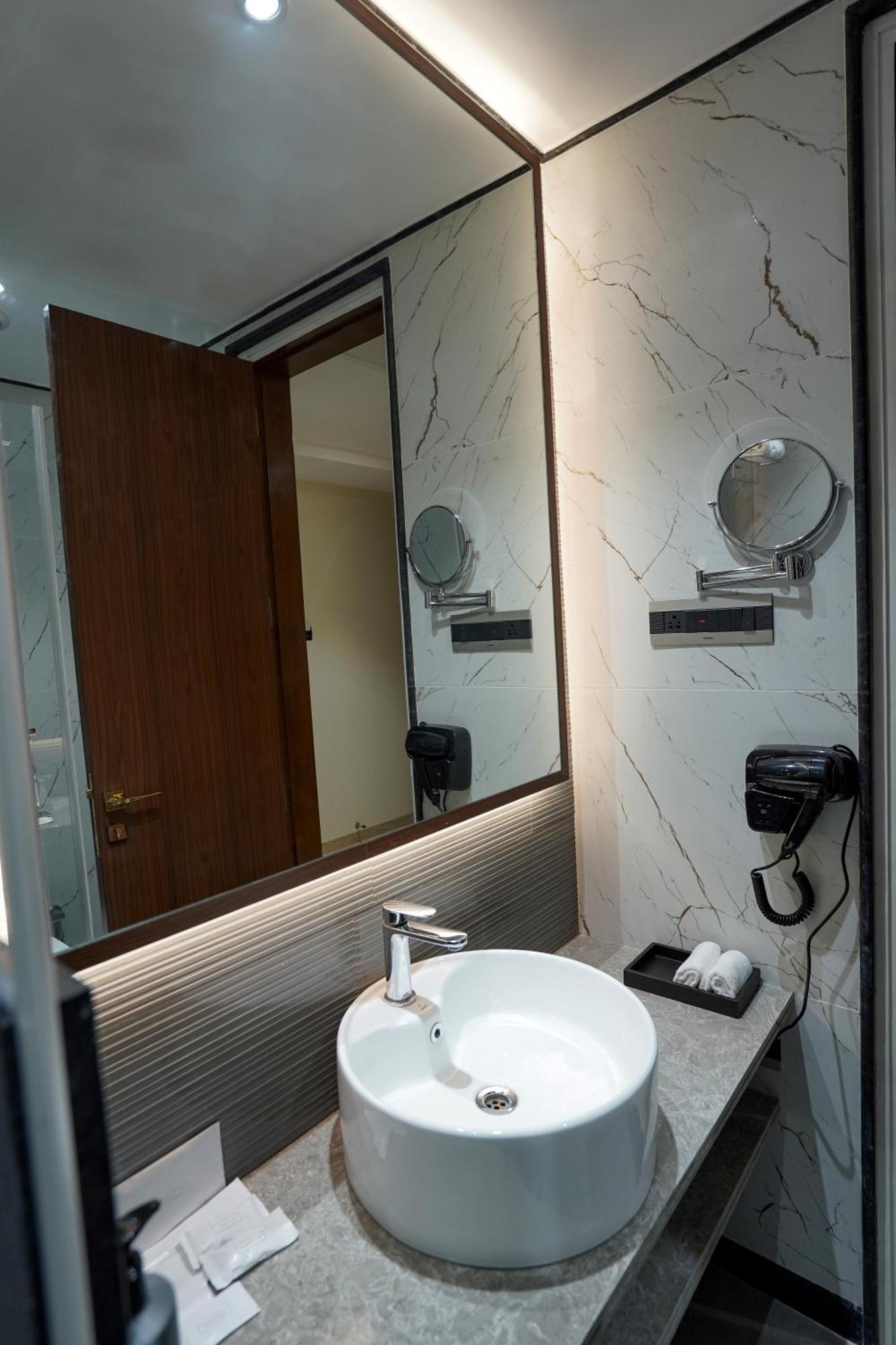 M2 Square By Monday Premium Hotel Nagpur Exterior photo